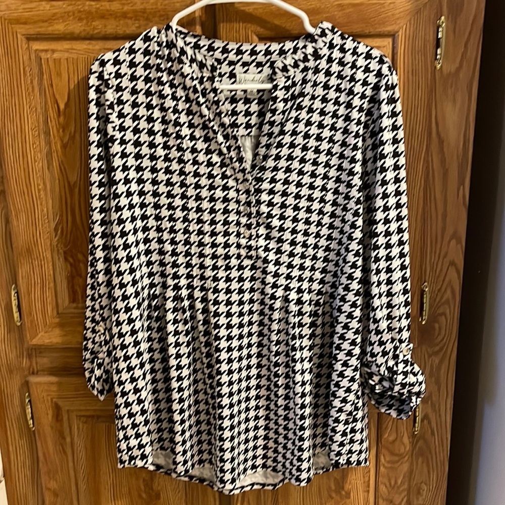 Medium Houndstooth Wonderly Top; black & white